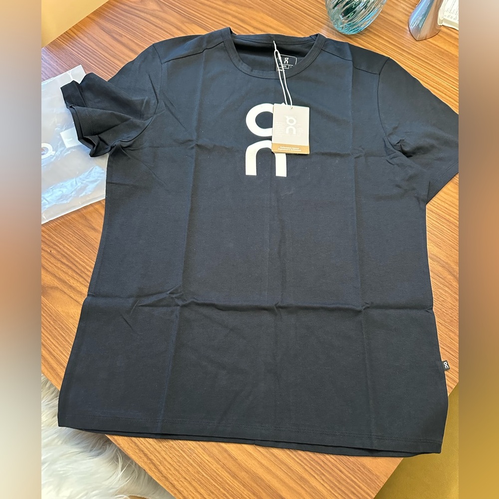 NEW On Cloud On Running  T Shirt Large black